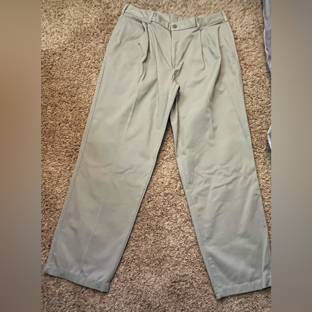 Men’s pleated dress pants. Great condition.